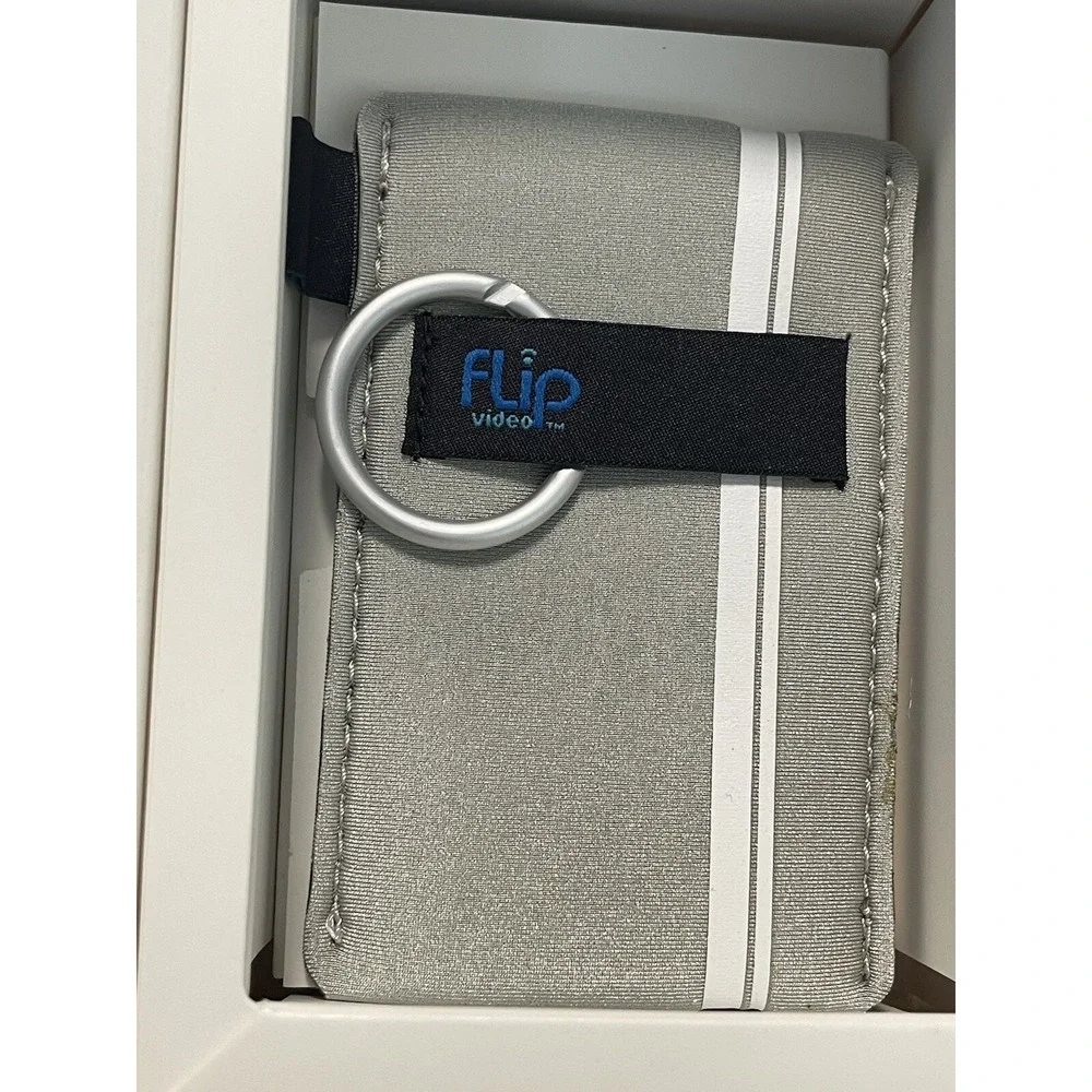 Flip Ultra Video Camera 4 GB  Records 120min,  Model: U1120W- White (asis)